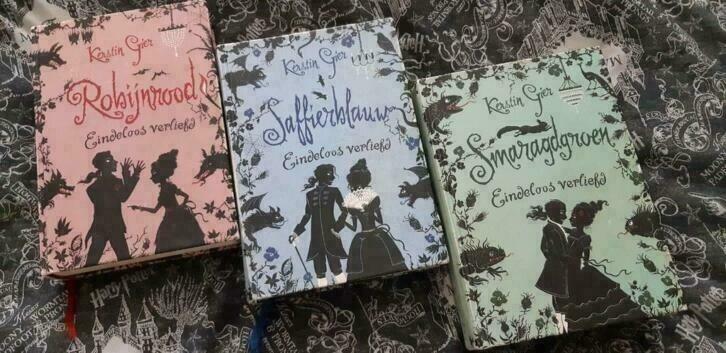 Kerstin Gier: Eindeloos verliefd / edelsteen trilogie, hc NL, Boeken, Ophalen of Verzenden, Gelezen