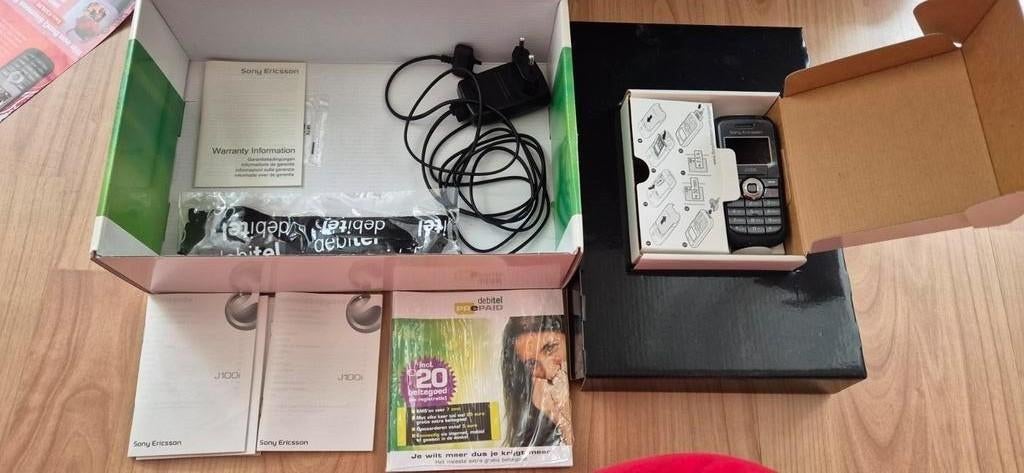 NIEUW Sony Ericsson J100i - Klassieke telefoon in doos, Ophalen of Verzenden, Nieuw, Zwart, Overige systemen