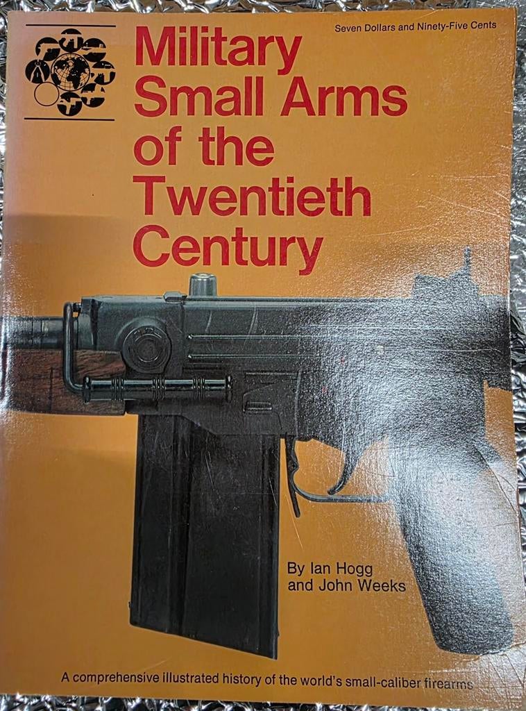 Military Small Arms by Ian Hogg, Boeken, Ophalen of Verzenden, Gelezen