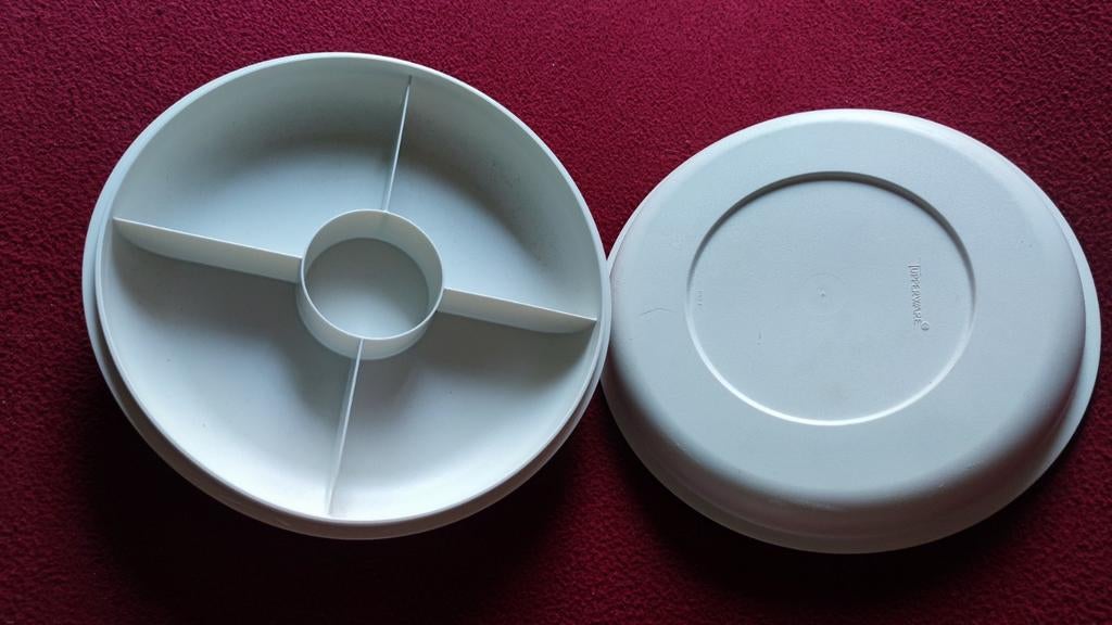 Tupperware schaal, hapjesschaal met deksel - 4 vakken, Ophalen of Verzenden, Schaal