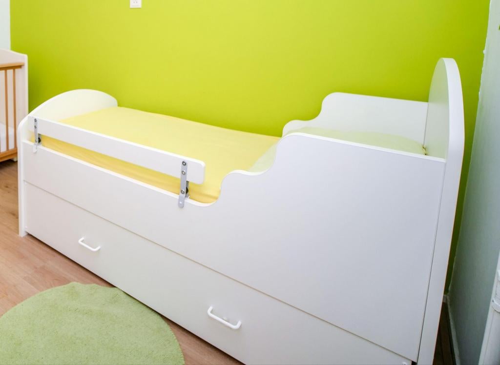 Junior bed, 160cm x 70cm. Handgemaakt. Zware kwaliteit., Kinderen en Baby's, Kinderkamer | Bedden, Ophalen, 85 tot 100 cm, Zo goed als nieuw