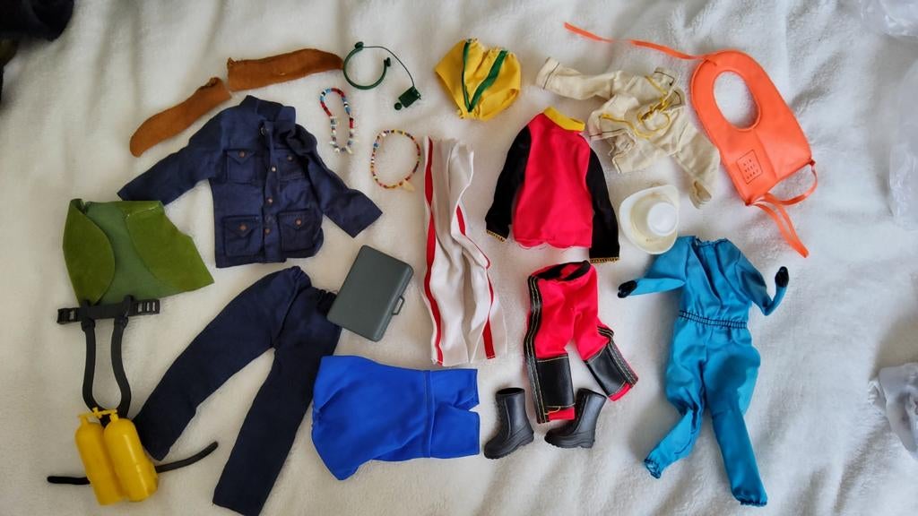 Vintage Action Man outfit hoed koffer ketting laarzen enz., Ophalen of Verzenden, Pop