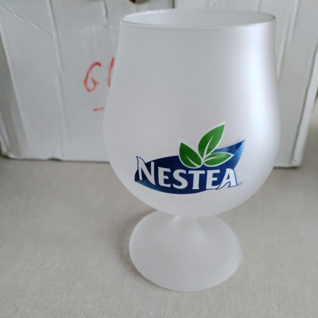 NESTEA,Ice-Tea glazen,glas,matglas,voet,bolvorm,20 cl,M15, Verzamelen, Glas en Borrelglaasjes, Ophalen of Verzenden, Nieuw, Overige typen