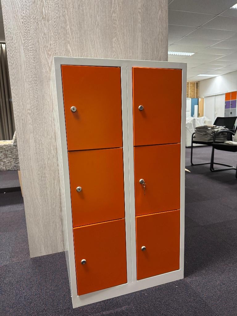 Halfhoge smalle lockerkast