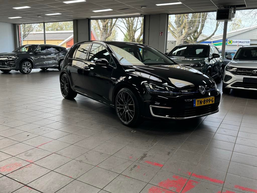 MOET WEG! Volkswagen Golf E-golf 5D 2015 Zwart, Automaat, Zwart, Leder, 115 pk