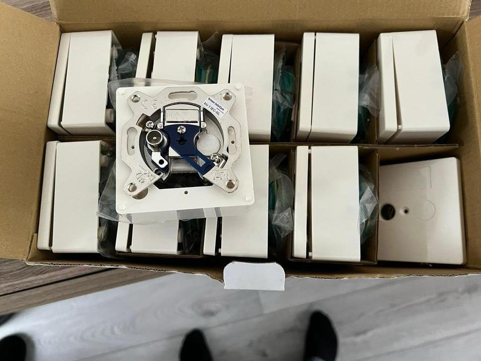 10x nieuw Braun dubbel galv. coax wandcontactdoos, Ophalen, Nieuw