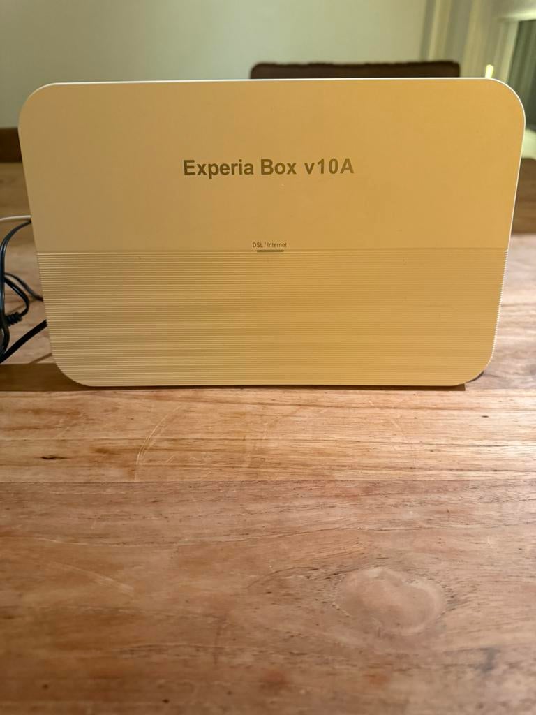 Experia Box v10A router, compleet met stekker en kabels, Ophalen of Verzenden, Zo goed als nieuw