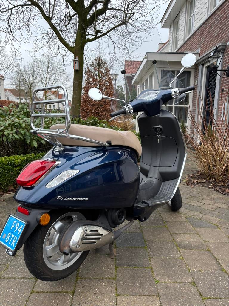 Vespa Primavera Snorscooter blauw, Fietsen en Brommers, Scooters | Vespa, Ophalen, Zo goed als nieuw, Benzine, Overige modellen