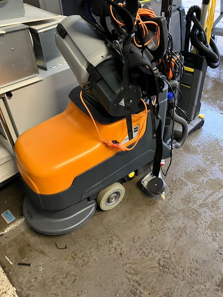 TASKI & Kärcher schoonmaakmachines – topstaat, accu’s nieuw, Ophalen, Zo goed als nieuw