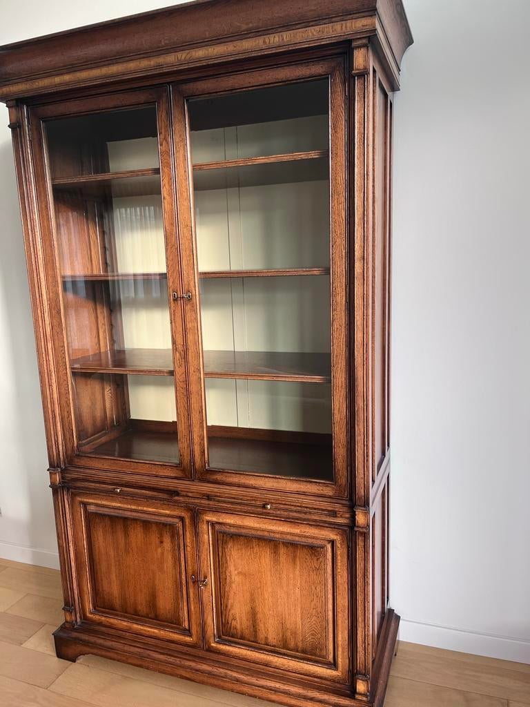 Royal antique collection vitrinekast met glas, Ophalen, 100 tot 150 cm, Eikenhout, Zo goed als nieuw