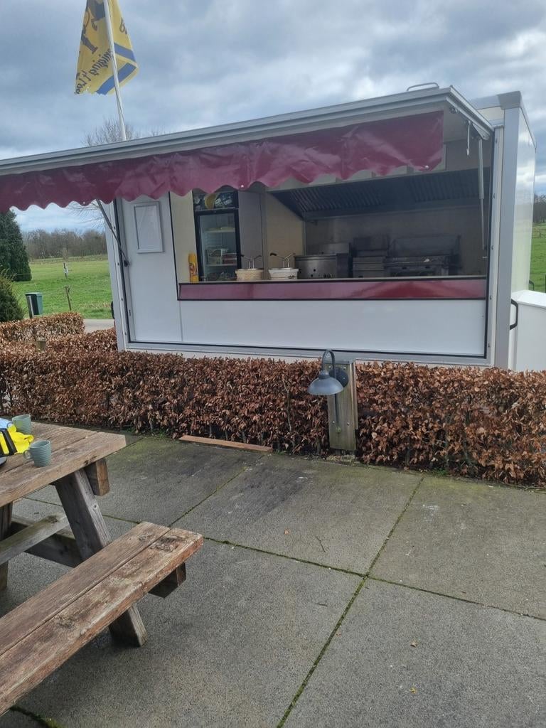 Met onze Snackwagen/Patatwagen  komen wij op uw feestje