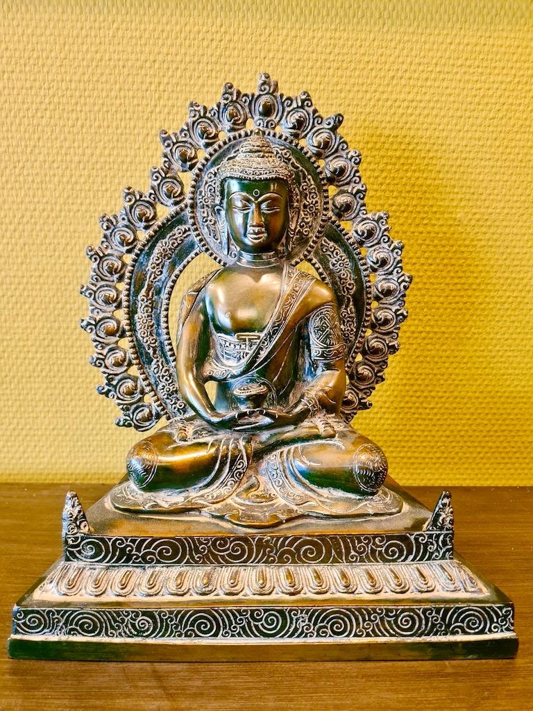 BOEDDHA AMITABHA OP TROON 29 CM, Verzamelen, Religie, Ophalen of Verzenden, Nieuw, Beeld(je), Boeddhisme