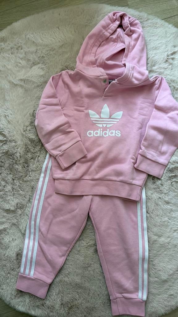 Adidas trainingspak roze maat 86, Kinderen en Baby's, Ophalen of Verzenden, Zo goed als nieuw, Meisje, Pakje