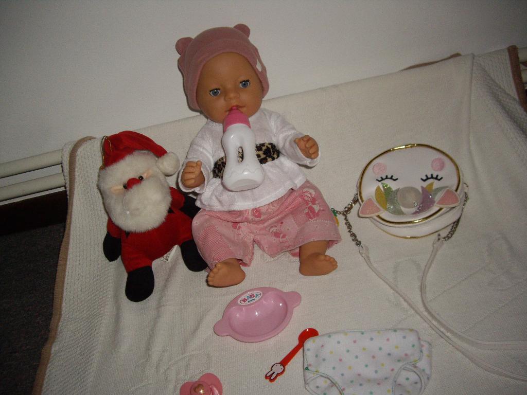 baby born pop met magische ogen en acc, Kinderen en Baby's, Speelgoed | Poppen, Ophalen of Verzenden, Zo goed als nieuw, Babypop