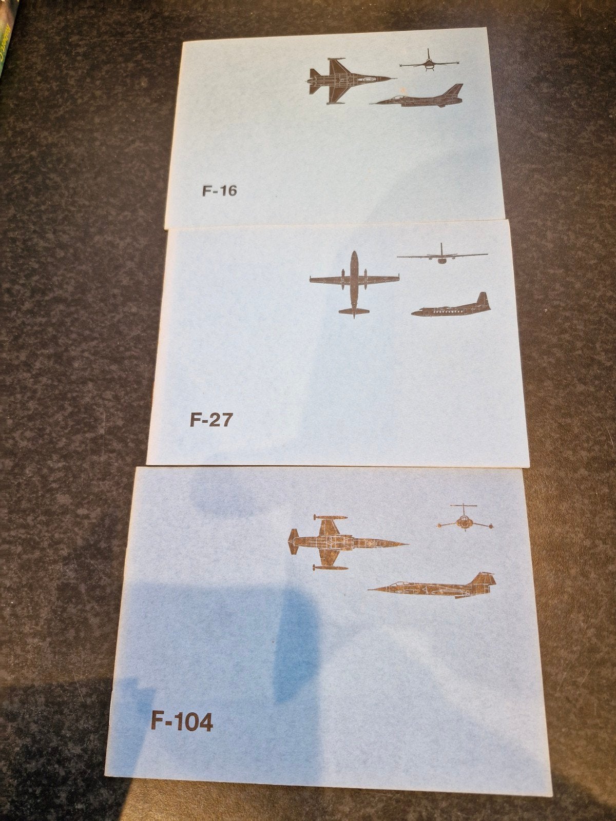 Boekjes Koninklijke Luchtmacht: Hawk, NF-5, F-4E Phantom II, Ophalen of Verzenden, Gelezen, Overige typen