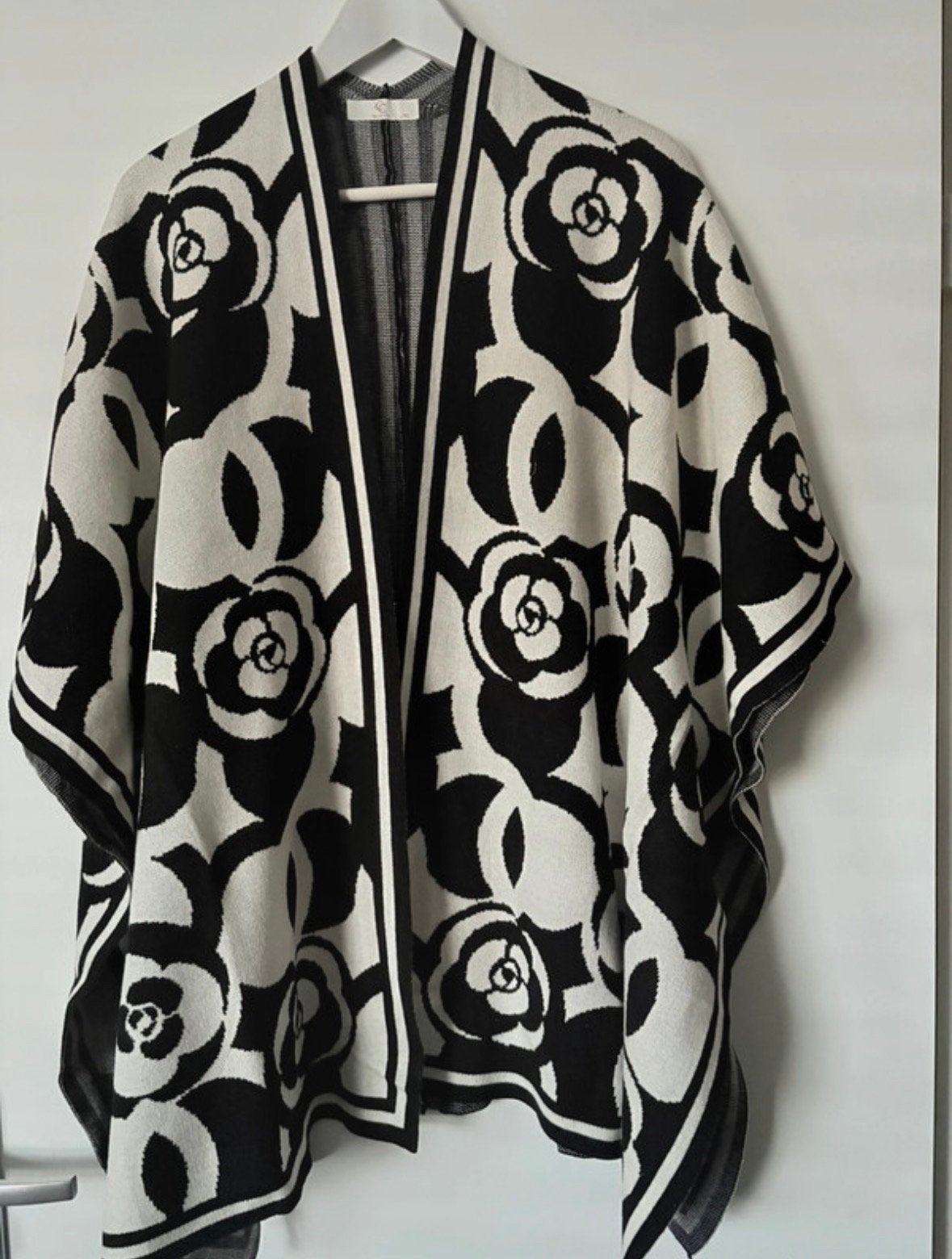 Mooie poncho, Ophalen of Verzenden, Nieuw, Sjaal