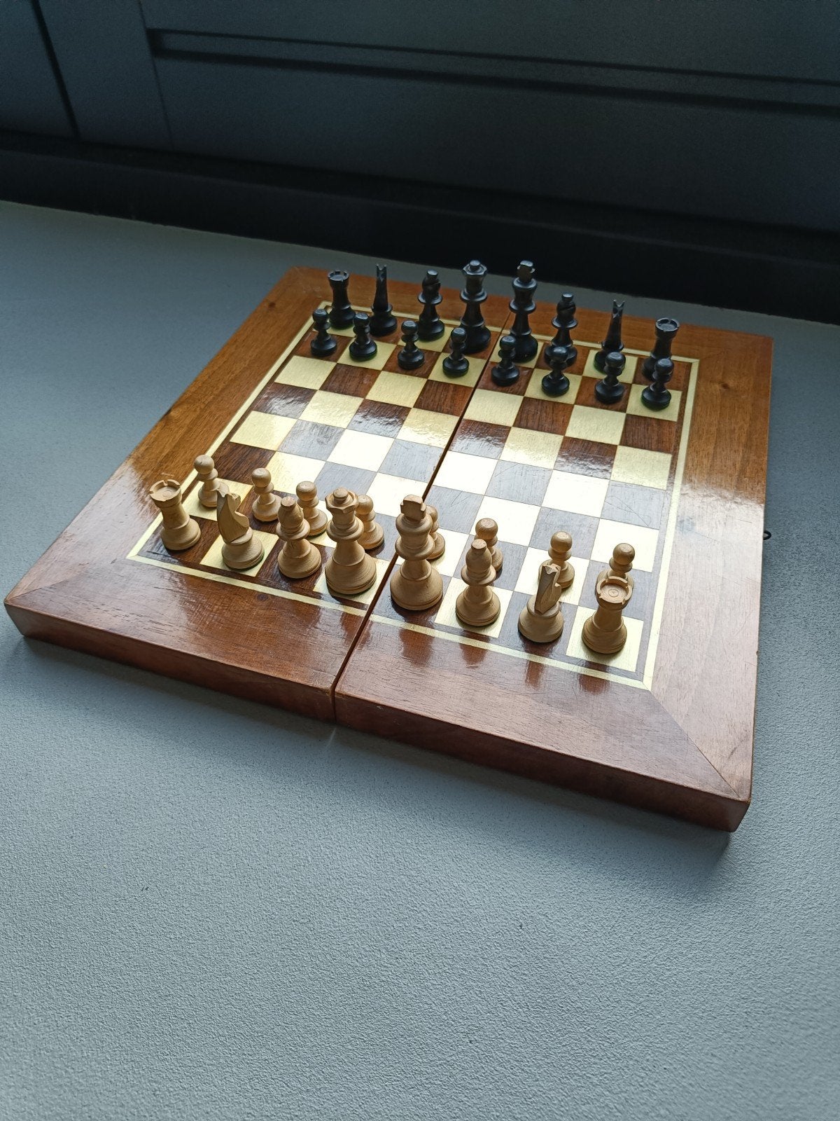 Opklapbaar houten schaakbord/backgammon met houten stukken, Een of twee spelers, Ophalen of Verzenden, Zo goed als nieuw