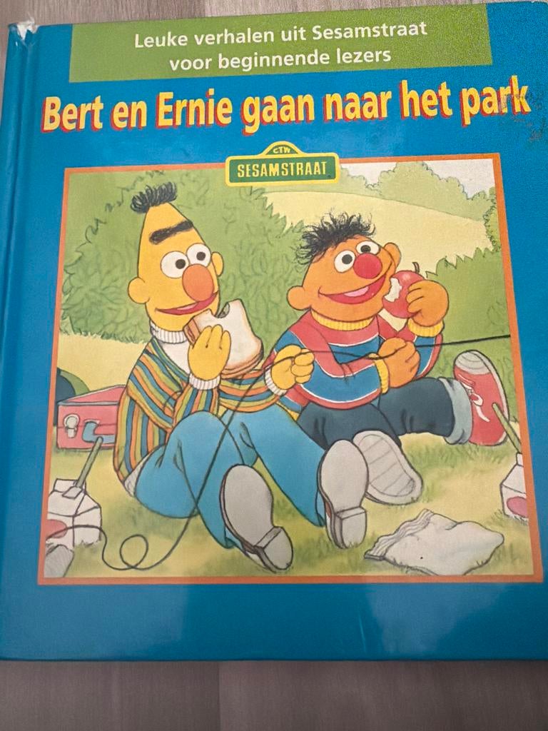 Bert en Ernie gaan naar het park - Sesamstraat, Boeken, Ophalen of Verzenden, Gelezen, 2 tot 3 jaar