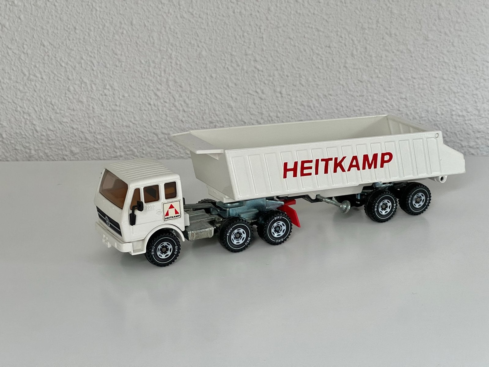 Siku 2919 Mercedes-Benz kiepwagen 'Heitkamp' - Nieuwstaat, Ophalen of Verzenden, Nieuw
