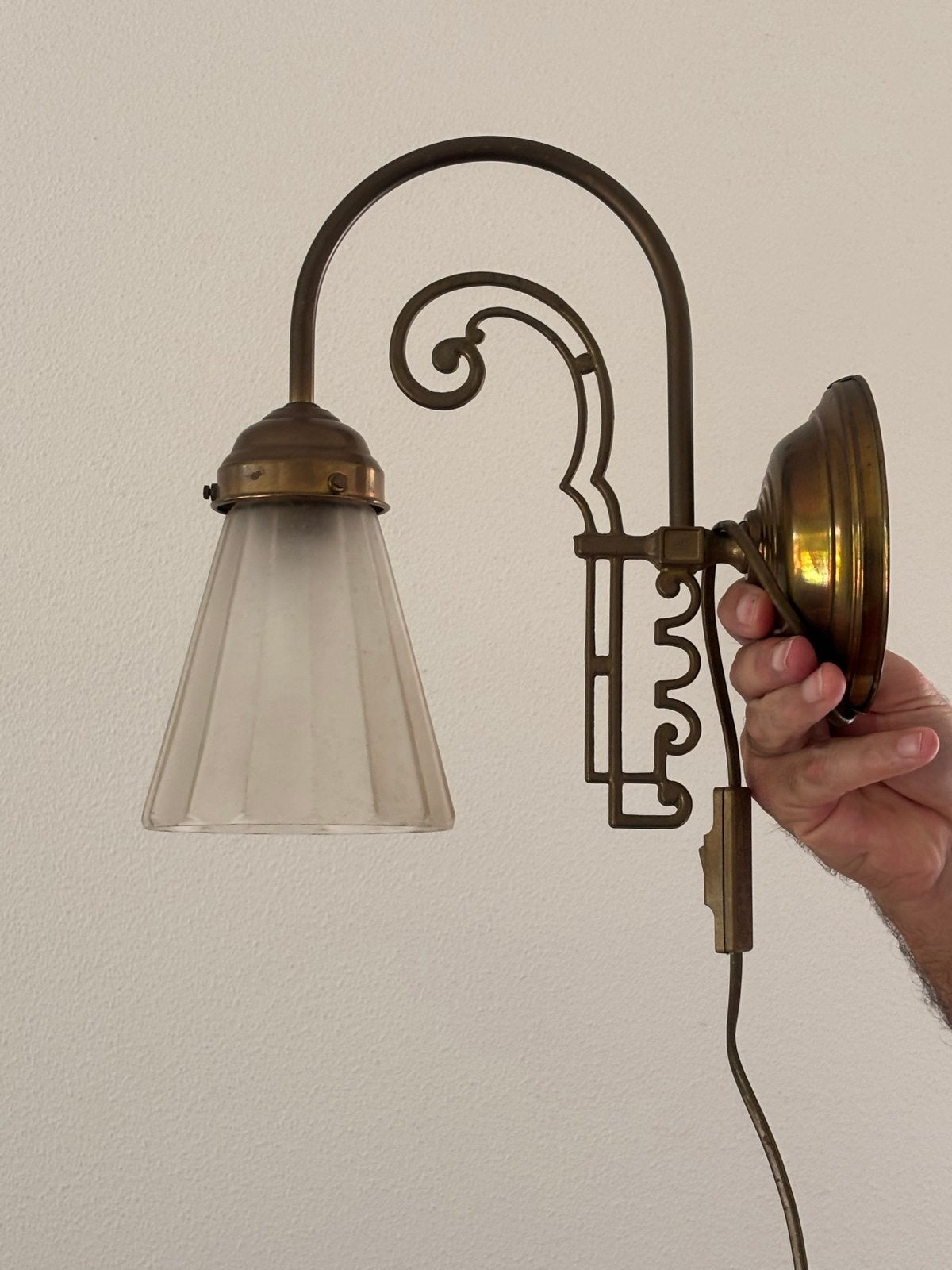 Antieke bronzen wandlamp met glazen kap, Ophalen