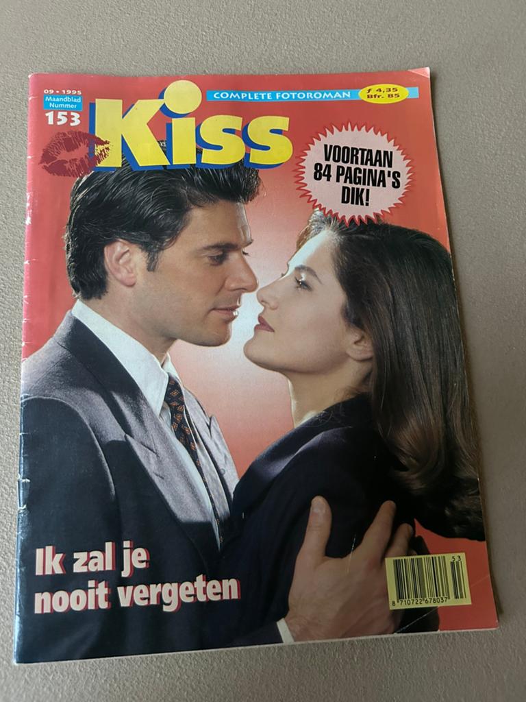 Kiss - foto roman uit 1995, Boeken, Tijdschriften en Kranten, Ophalen of Verzenden, Gelezen