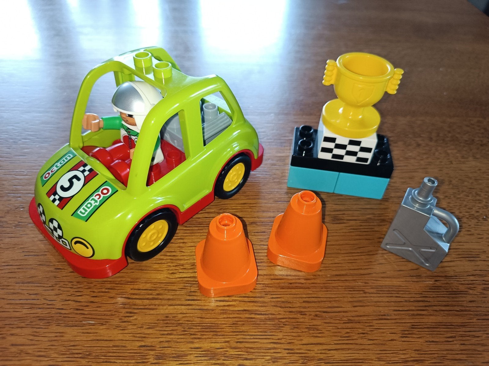 Duplo Rallyauto / Raceauto 10589, Kinderen en Baby's, Speelgoed | Duplo en Lego, Gebruikt, Ophalen of Verzenden, Inclusief minifiguren