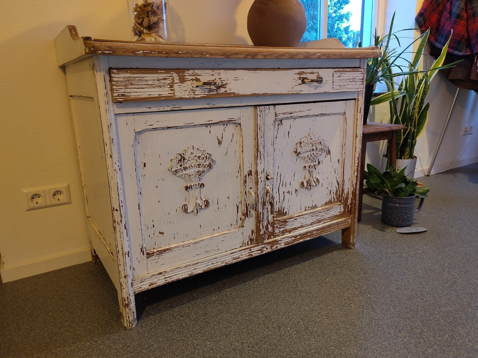Brocante dressoir of toilet kastje in (verweerd) wit, Ophalen