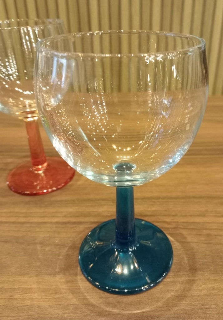Wijnglazen met kleurrijke voet., Ophalen of Verzenden, Huis en Inrichting