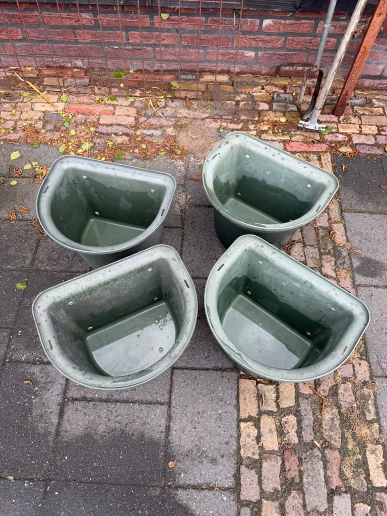 4x voerbak/drinkbak paarden, Ophalen, Gebruikt, Overige soorten