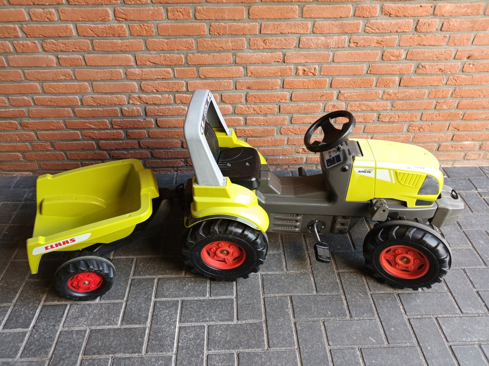 Claas Arion 430 traptractor met aanhanger, Ophalen