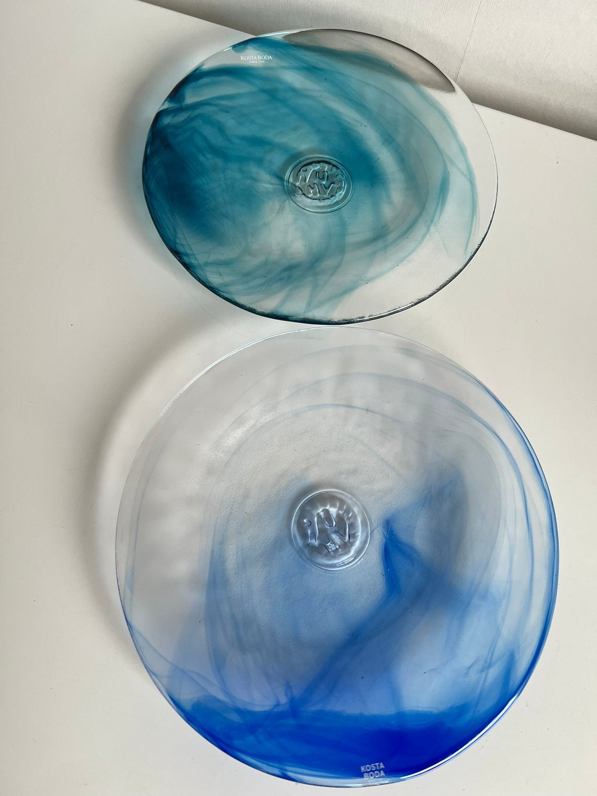 Set 2 Kosta Boda ‘Swirl’ Bord Schaal Blauw Turquoise Wit, Huis en Inrichting, Schaal, Rond, Ophalen of Verzenden, Glas