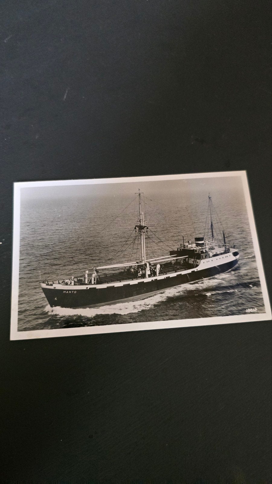 Zwart-wit foto van vrachtschip m.s. Manto (KNSM), Verzamelen, Ophalen of Verzenden