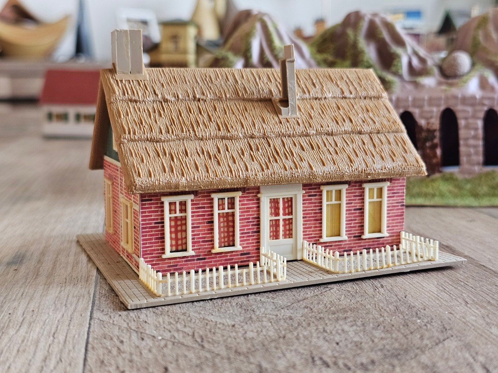 Mooie modeltrein landhuis met rieten dak, Ophalen of Verzenden, Gebruikt, Brug, Tunnel of Gebouw