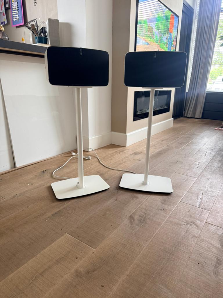 Sonos Play:5 (Gen 2) met standaards - Wit (Set van 2), Ophalen of Verzenden, Zo goed als nieuw, Sonos, 120 watt of meer