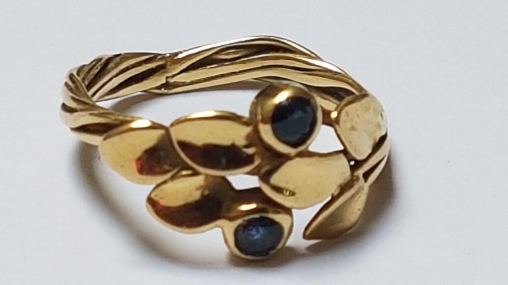 Ring geelgoud 18K saffier ontwerp Spyros Couzis, Nieuw, Ophalen of Verzenden, 17 tot 18, Met edelsteen