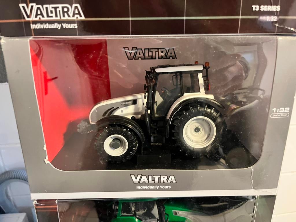 Valtra T213 Wit UH 1/32, Ophalen of Verzenden, Zo goed als nieuw, Tractor of Landbouw, Universal Hobbies