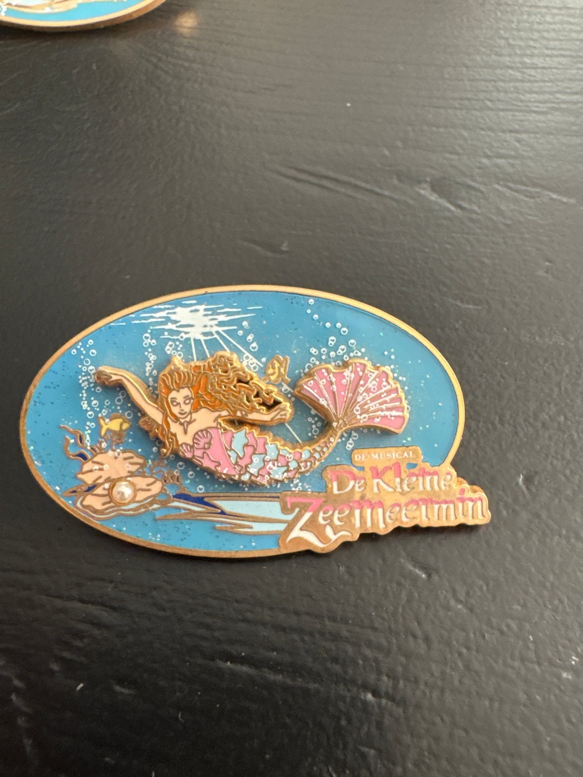 De Kleine Zeemeermin Musical Efteling Pin - Studio 100, Ophalen of Verzenden, Zo goed als nieuw, Overige onderwerpen, Speldje of Pin