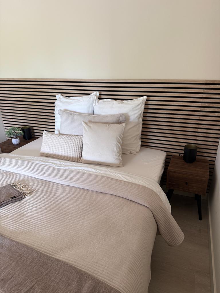 Gloednieuw bed met matras en optionele nachtkastjes, Ophalen, 200 cm, 160 cm, Nieuw