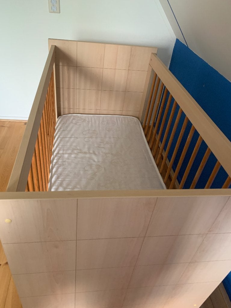 Baby ledikant met matras, molton beschermer ,beddengoed, Ophalen, Zo goed als nieuw, Ledikant