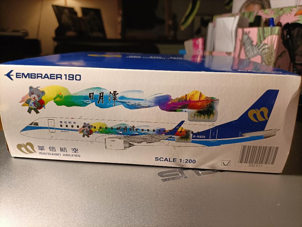 Embraer ERJ 190 Mandarin Airlines JC Wings 1/200 die cast, Ophalen of Verzenden, Zo goed als nieuw, Schaalmodel