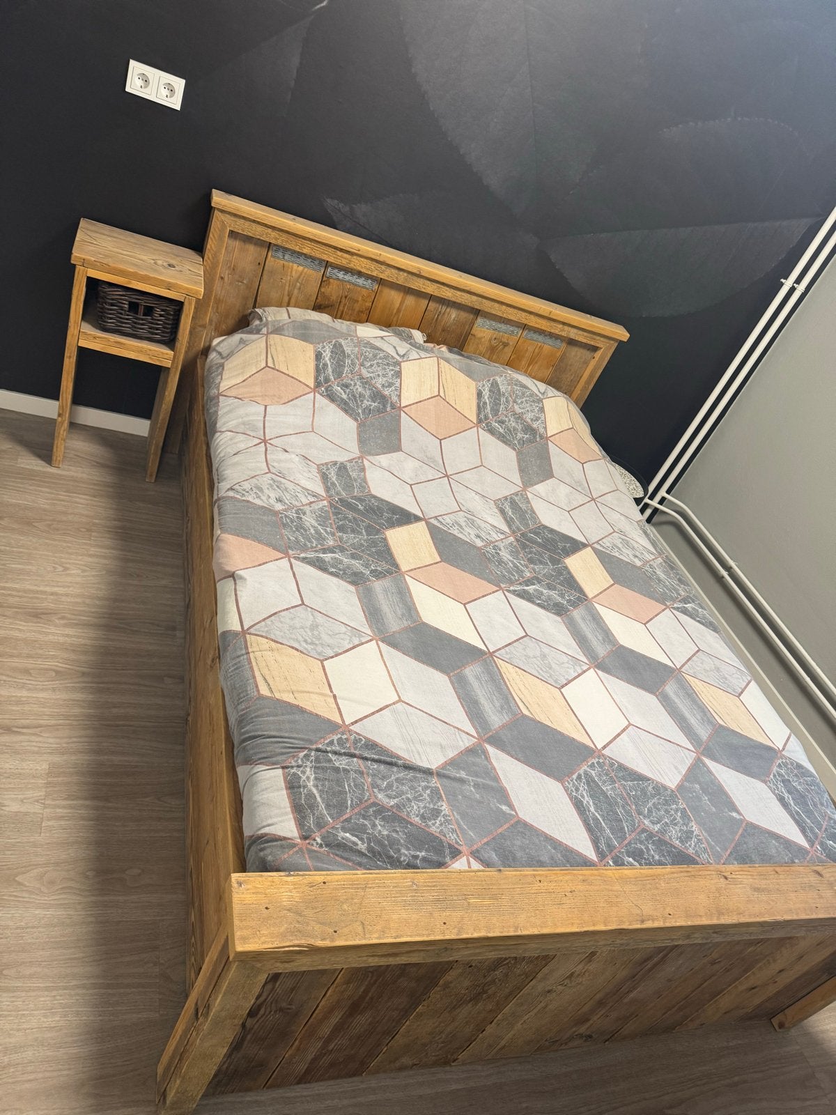 Steigerhouten bed 222x160cm met nachtkastje, Ophalen, Gebruikt, Bruin, Steigerhout