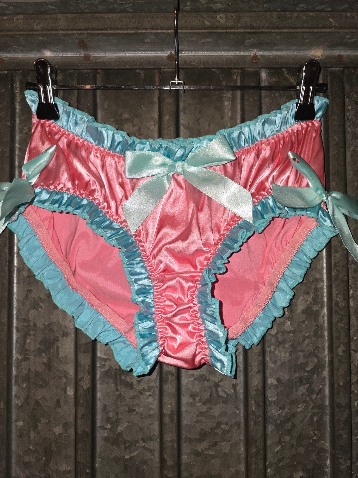 Roze satijnen sissy slip met blauwe ruches en strikjes, Verzenden, Roze, Slip