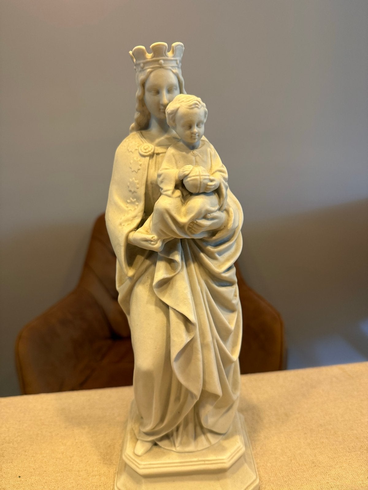 Wit beeld van Maria met kindje Jezus, Ophalen of Verzenden, Gebruikt, Beeld(je), Christendom | Katholiek