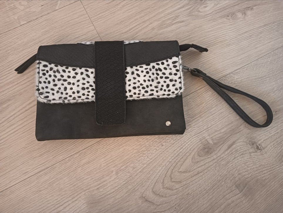Antraciet clutch met koeienprint en afneembare band, Ophalen of Verzenden, Zo goed als nieuw, Overige kleuren, Avondtasje