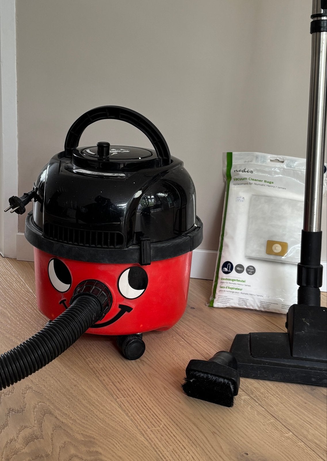 Numatic Henry stofzuiger met nieuwe stofzakken, Witgoed en Apparatuur, Stofzuigers, Inclusief accessoires, Gebruikt, Numatic, Sledestofzuiger
