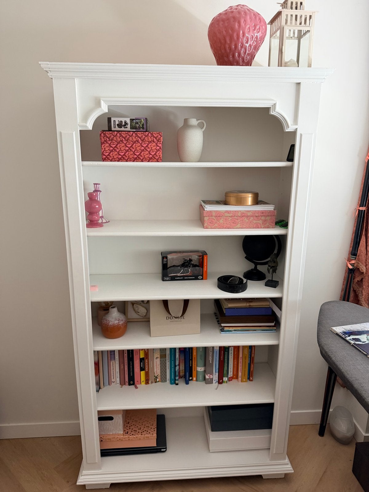 Witte Boekenkast met Klassieke Details, Huis en Inrichting, Ophalen, Met plank(en), 50 tot 100 cm, Zo goed als nieuw