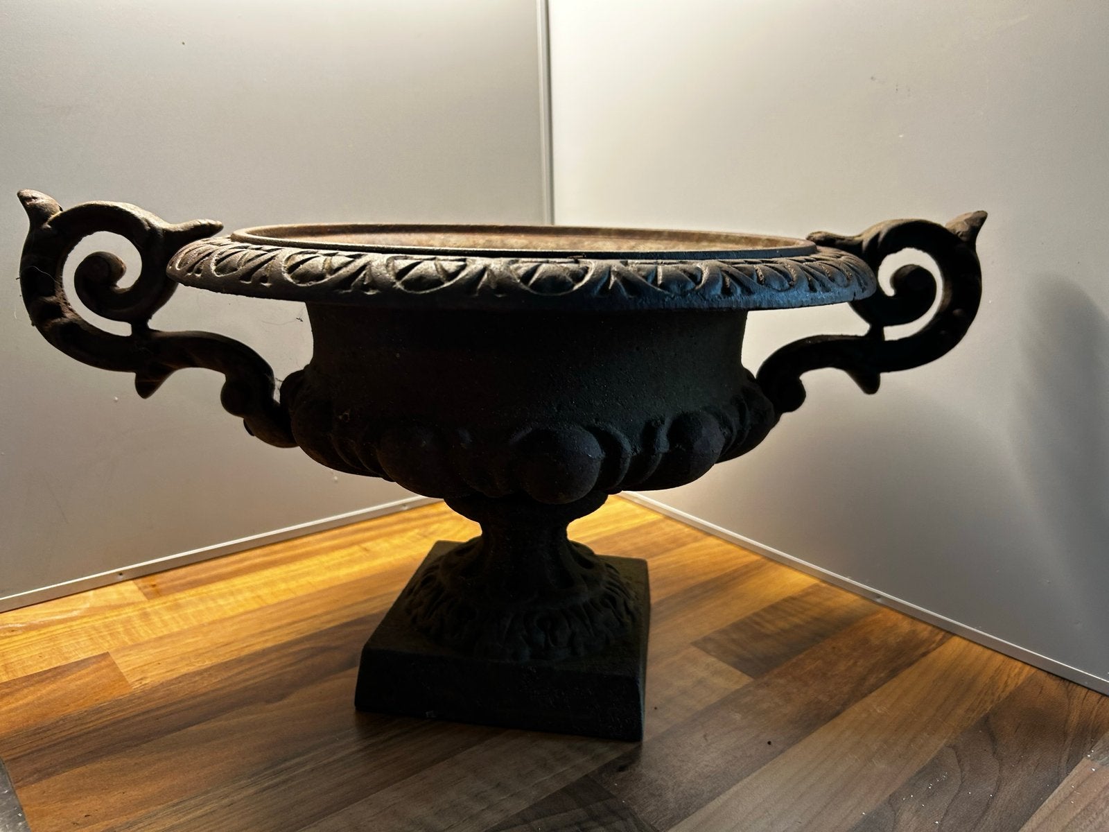 Antieke gietijzeren urn/plantenbak, Ophalen