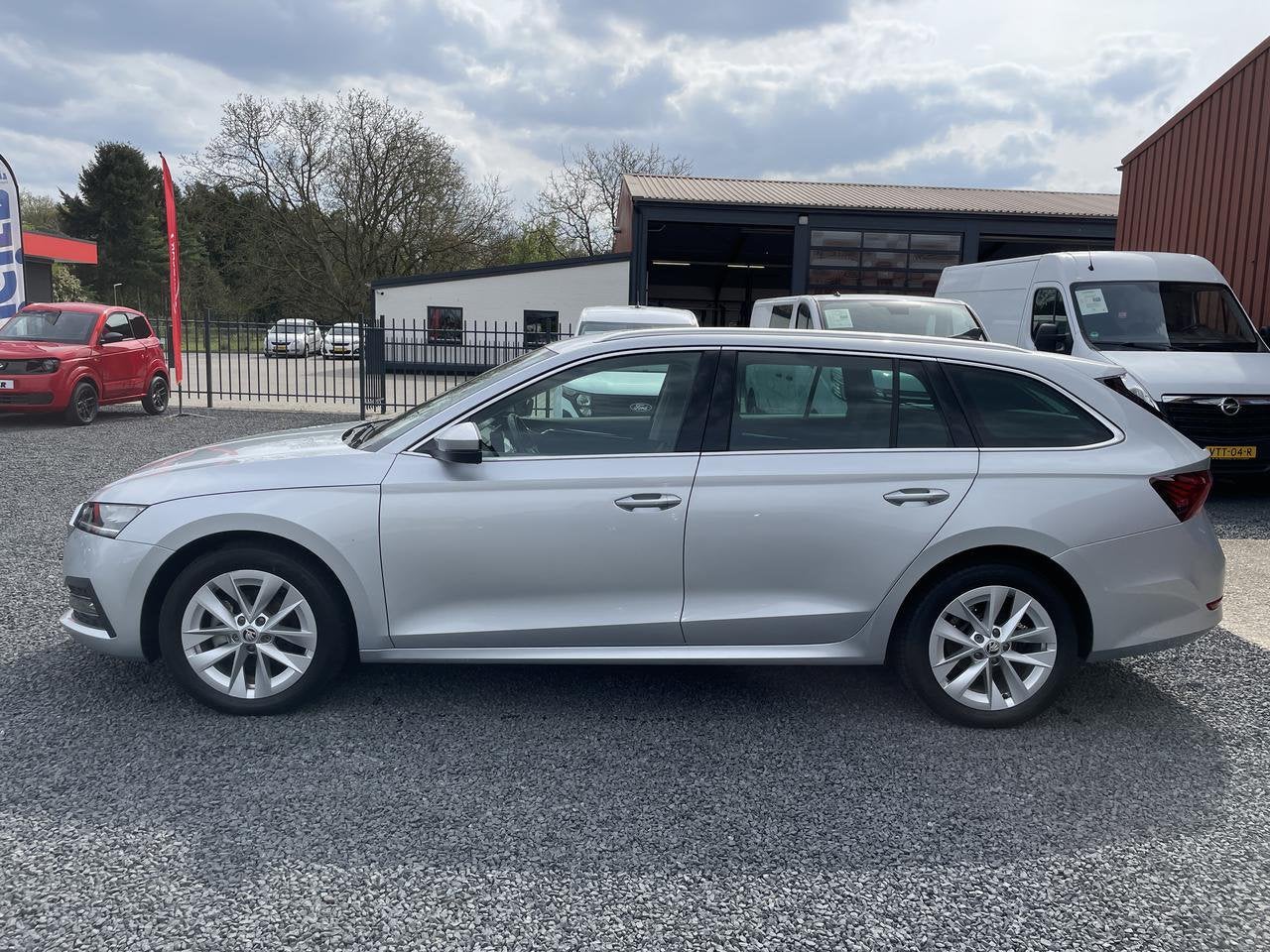 Skoda Octavia 1.0 TSI E-TEC BUSINESS EDITION PLUS (bj 2022), Auto's, Gebruikt, Met garantie (alle), Leder en Stof, Origineel Nederlands