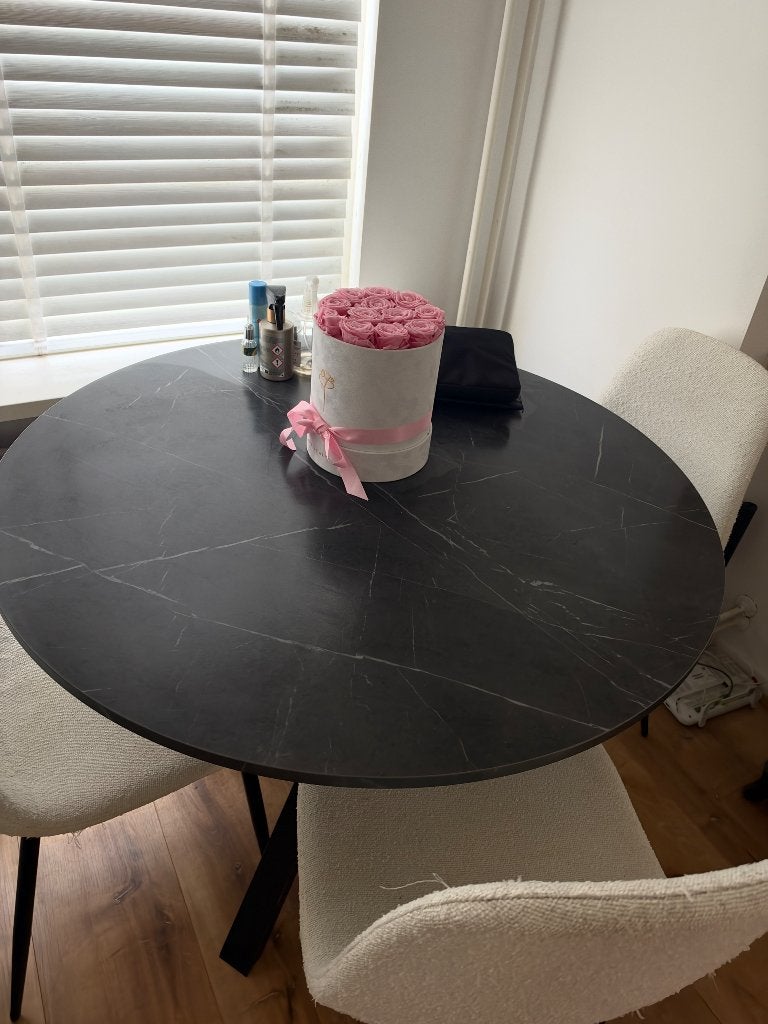 Ronde marmer look IKEA tafel + drie GRATIS teddy stoelen, Huis en Inrichting, Ophalen, Overige materialen, 50 tot 100 cm, Rond