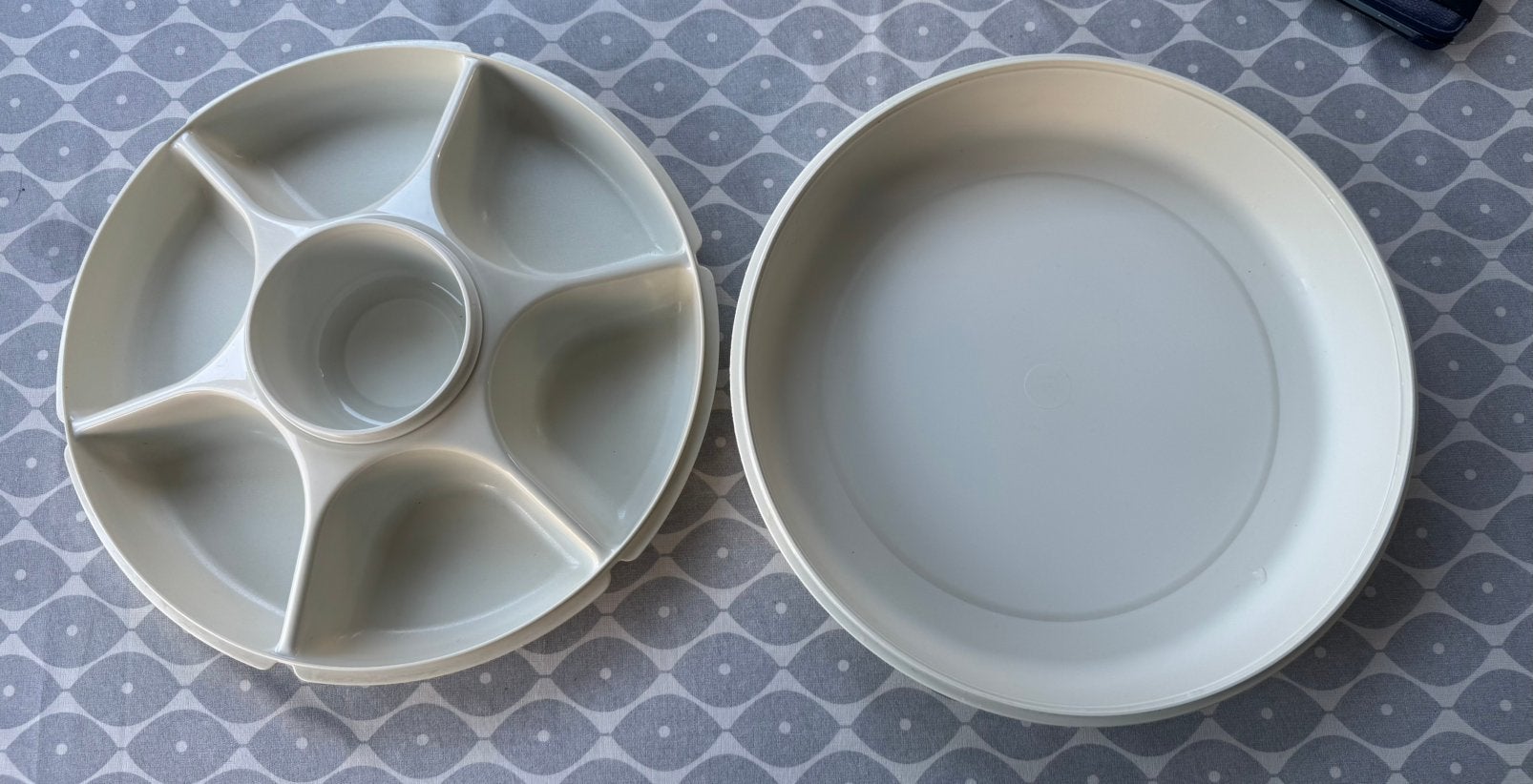 Tupperware snack chip & dip serveerschaal met deksel – wit, Gebruikt, Schaal, Wit, Ophalen of Verzenden